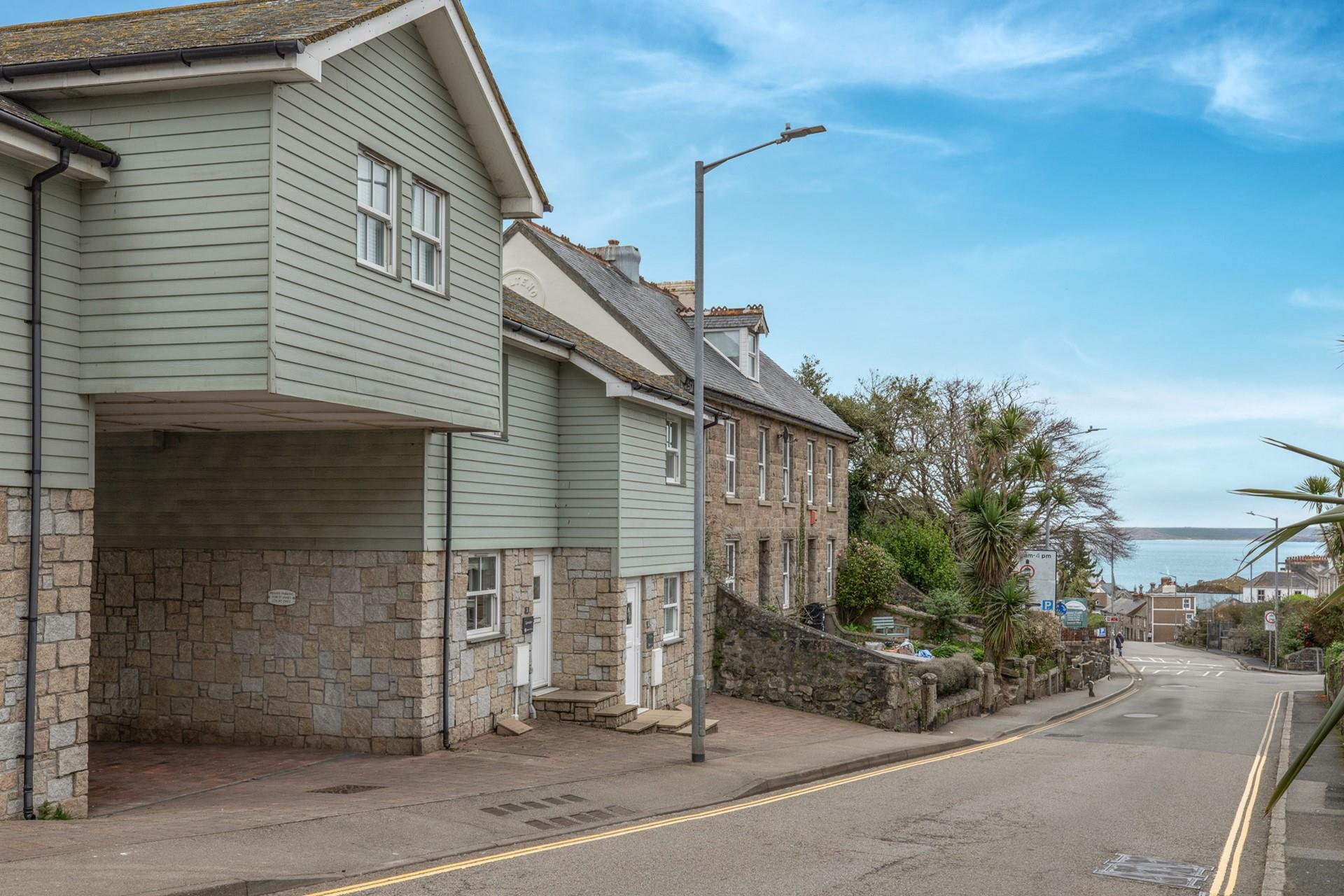 Moments from the beach, Spinnaker is a lovely coastal retreat.