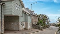 Moments from the beach, Spinnaker is a lovely coastal retreat.