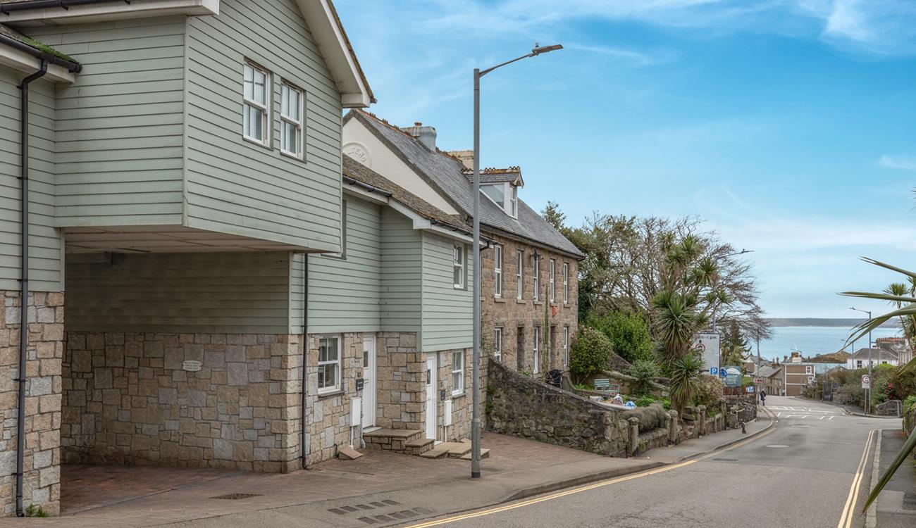 Moments from the beach, Spinnaker is a lovely coastal retreat.