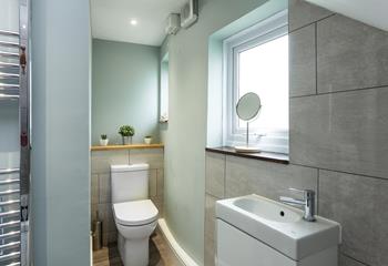 In the modern family bathroom there features grey stone effect wall tilling.