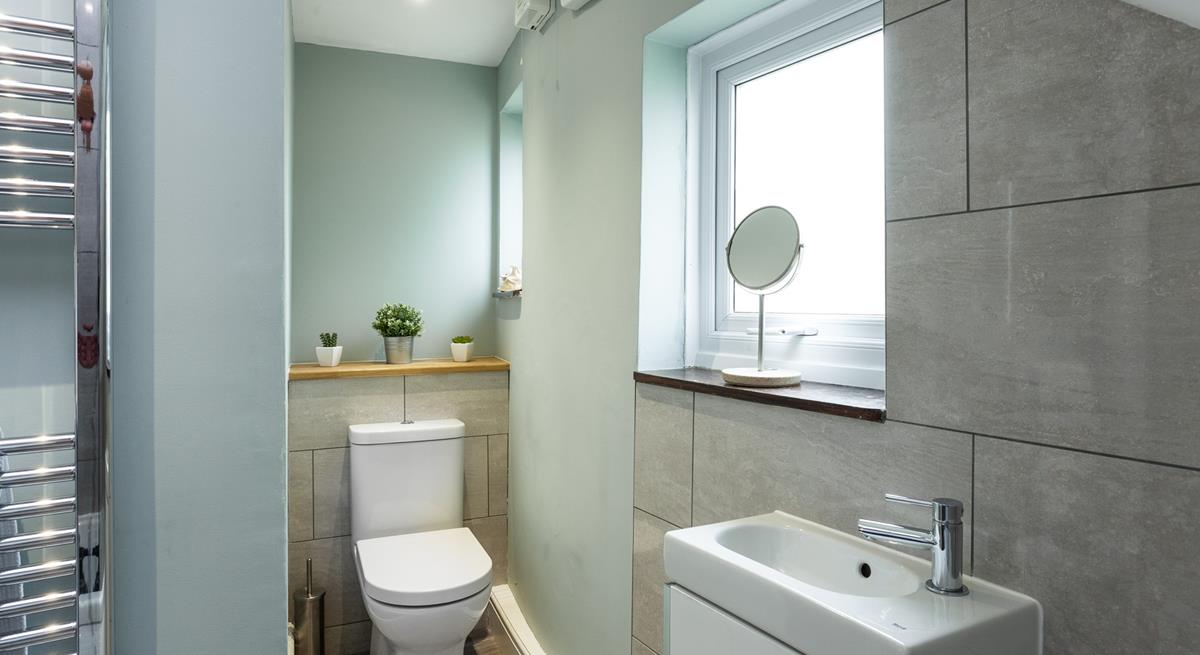 In the modern family bathroom there features grey stone effect wall tilling.