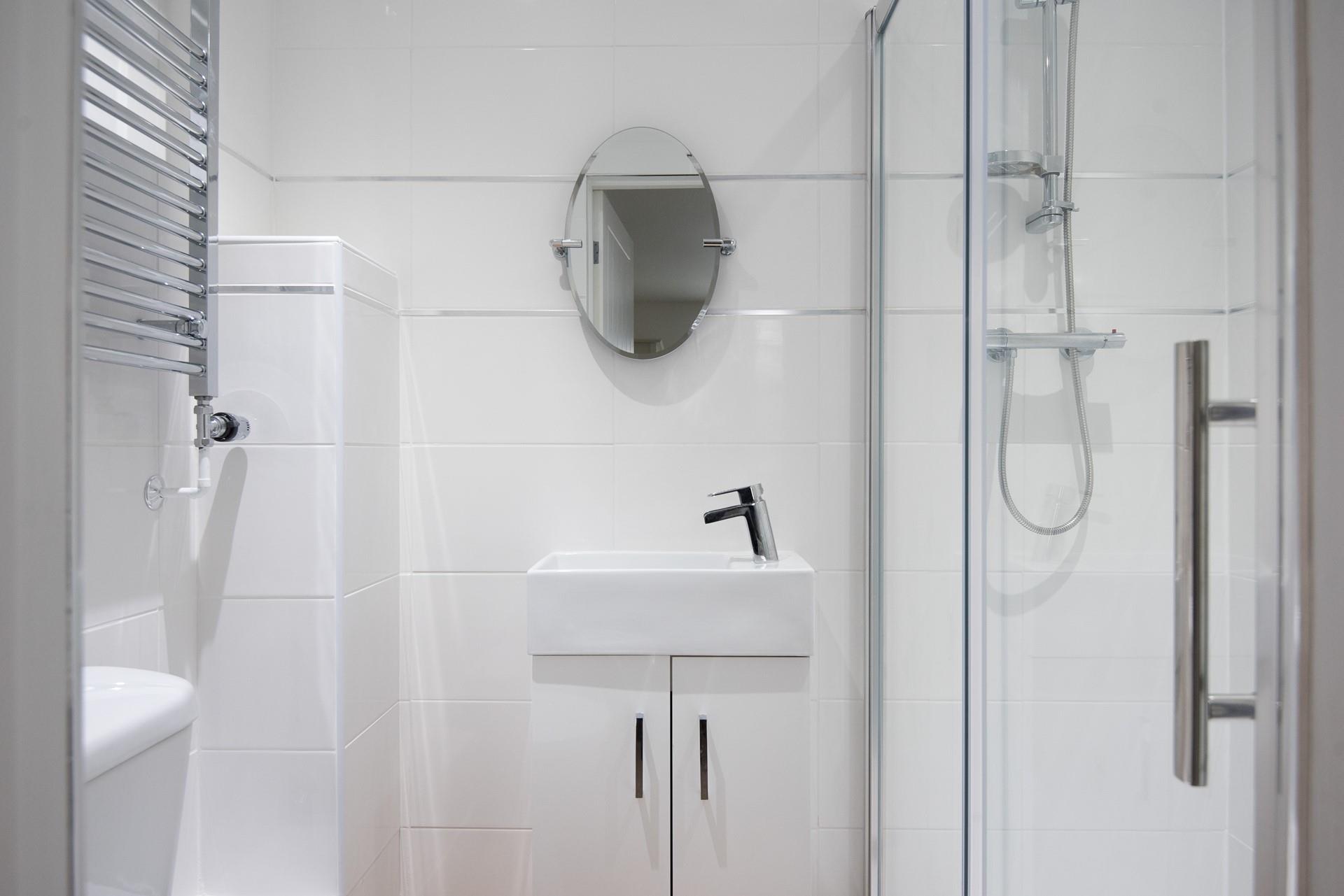 Freshen up for a night out exploring Truro's bars and eateries in the en suite bathroom!