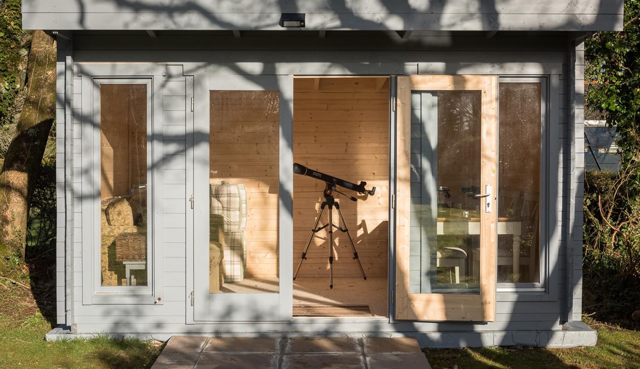 The property benefits from a summer house with seating and a telescope! Entertain kids and adults alike with some star gazing on clear nights.