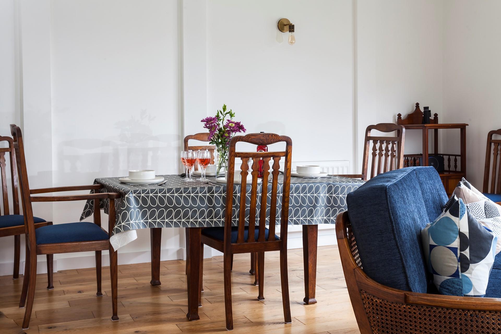 Dining with a sea view in the open living area.