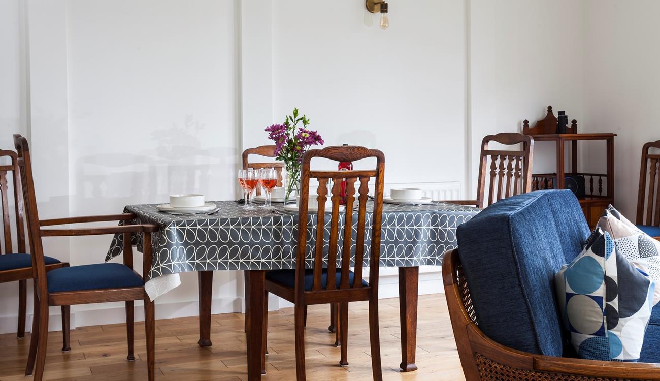 Dining with a sea view in the open living area.