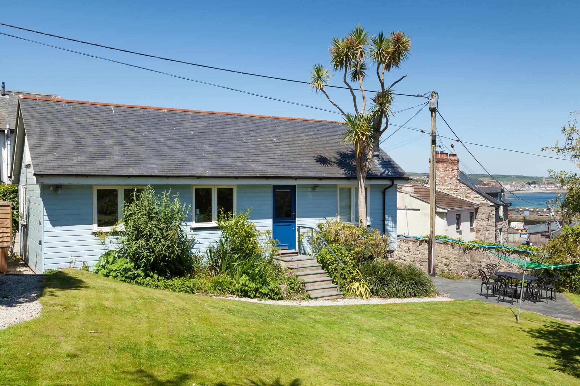 Spend lazy afternoons on the large lawn of this beautiful garden. 