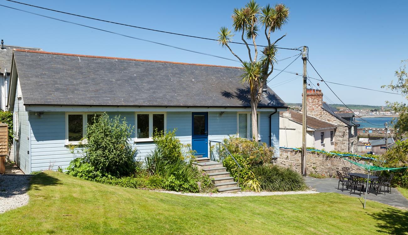 Spend lazy afternoons on the large lawn of this beautiful garden. 