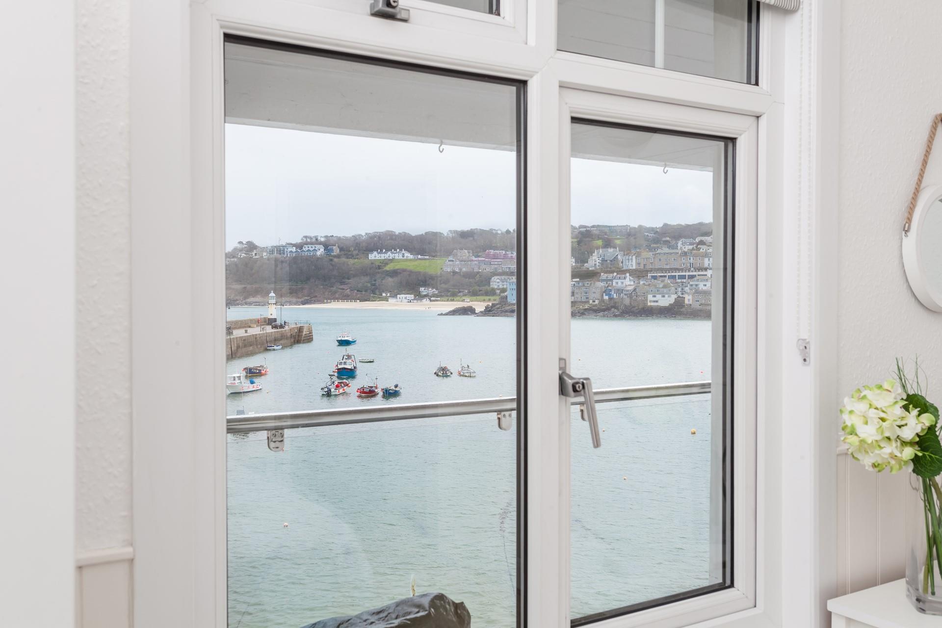 Just minutes from your door you have restaurants, shops and cafes to enjoy.