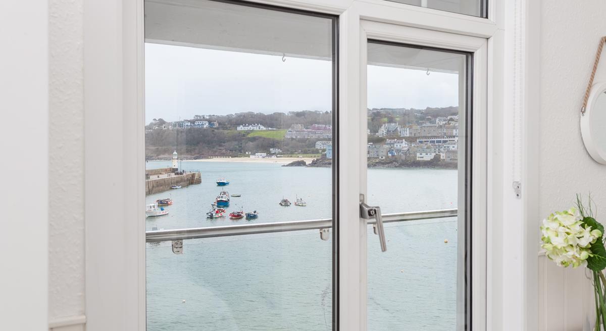 Just minutes from your door you have restaurants, shops and cafes to enjoy.