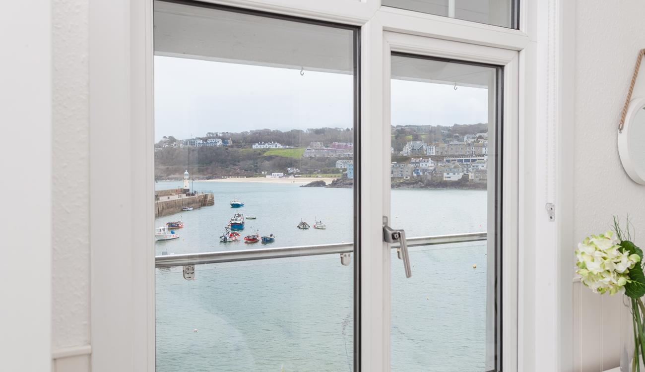 Just minutes from your door you have restaurants, shops and cafes to enjoy.