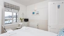 After a restful nights sleep, sit up in bed and take in a lovely view of the Wharf whilst sipping your morning coffee. 