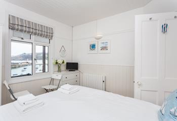 After a restful nights sleep, sit up in bed and take in a lovely view of the Wharf whilst sipping your morning coffee. 