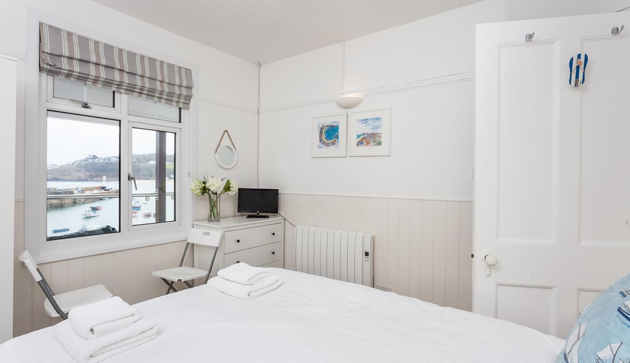 After a restful nights sleep, sit up in bed and take in a lovely view of the Wharf whilst sipping your morning coffee. 