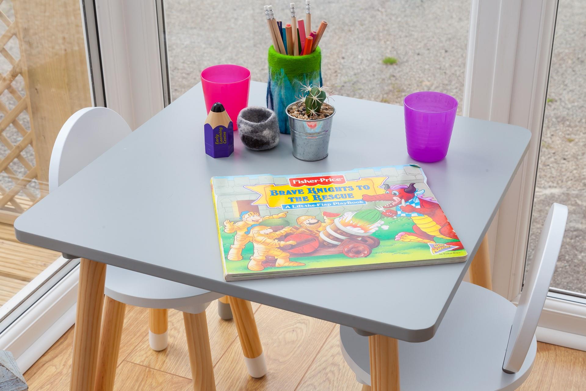 A cute little table gives children their own space, ideal for creative activities on rainy days.