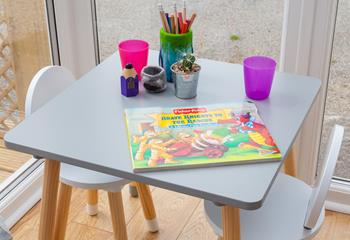 A cute little table gives children their own space, ideal for creative activities on rainy days.