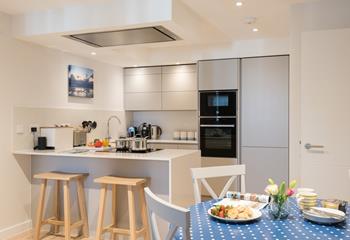 The super stylish kitchen has all you need for preparing a home-cooked meal. 