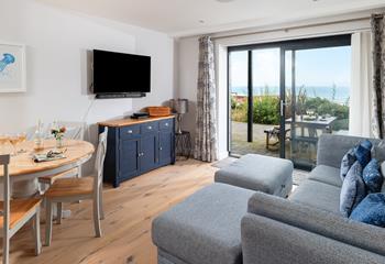The comfortable sofa and the nautical-themed decor make the living area a relaxing space for cosying up in the evening.