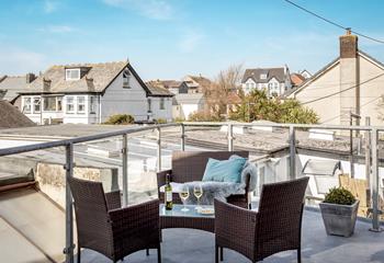 Pour yourself a glass of wine and soak up the sun on the roof terrace.