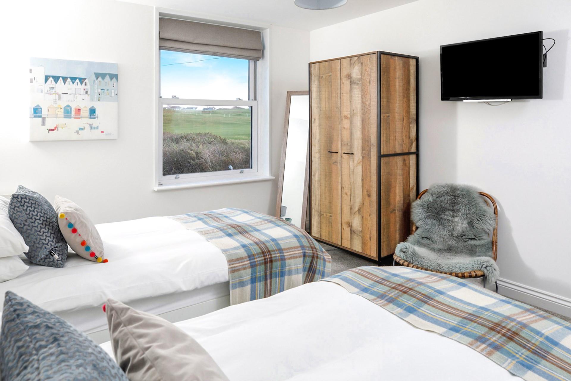 Light and spacious, the twin bedroom benefits from lovely views across Bude Golf course.