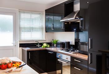 Sleek and stylish, this kitchen makes whipping up delicious meals an absolute pleasure.