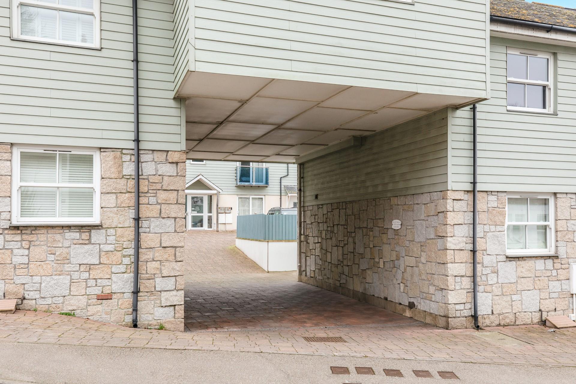 In a great location, you can park up and explore St Ives beaches, coastal walks, and harbourside on foot!