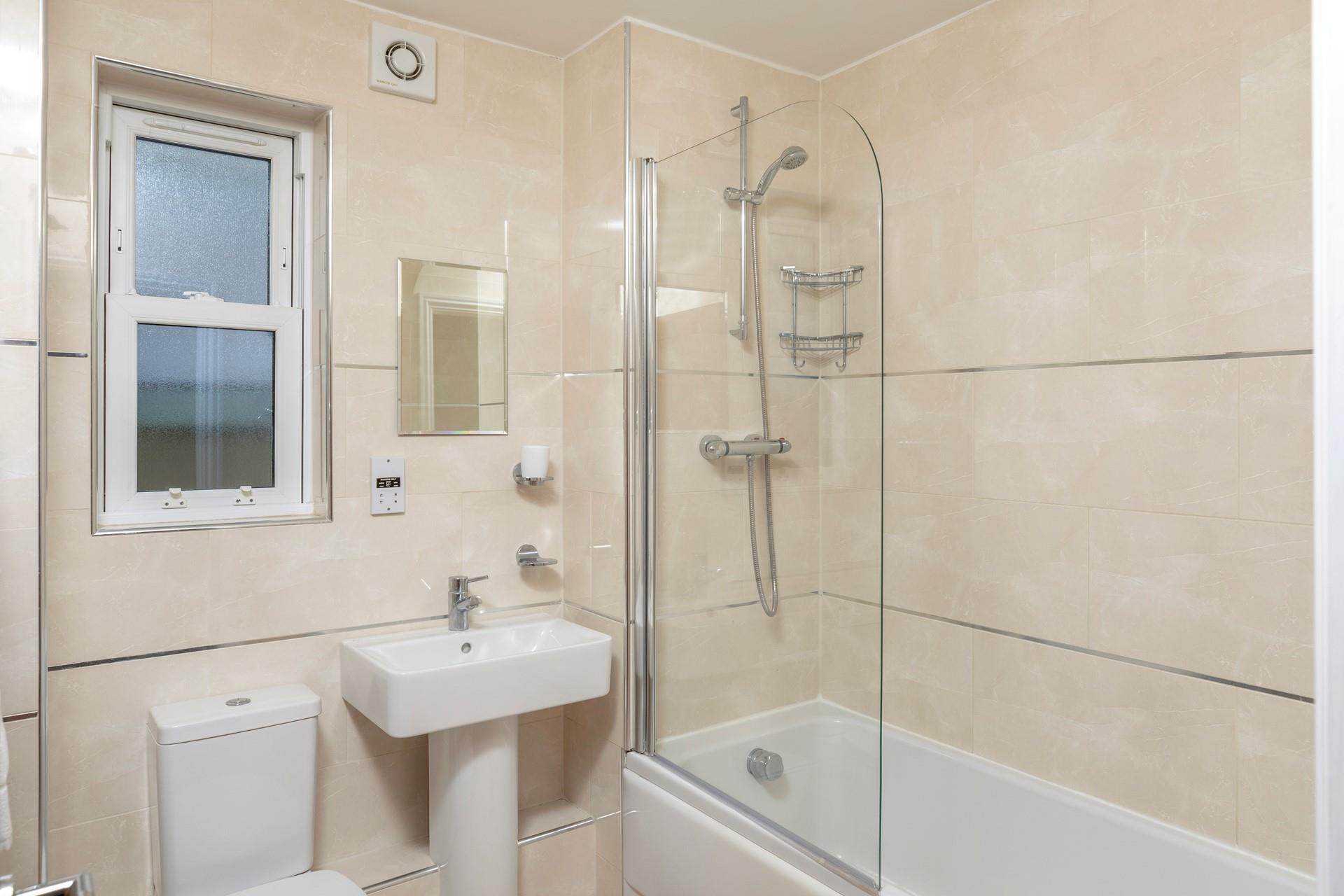 Neutral colours and clean lines create a spa feeling in the bathroom.