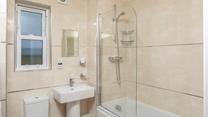 Neutral colours and clean lines create a spa feeling in the bathroom.