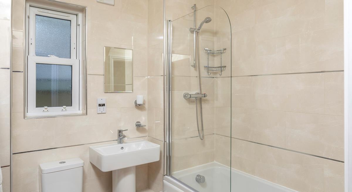 Neutral colours and clean lines create a spa feeling in the bathroom.