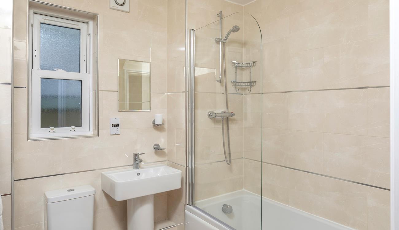 Neutral colours and clean lines create a spa feeling in the bathroom.