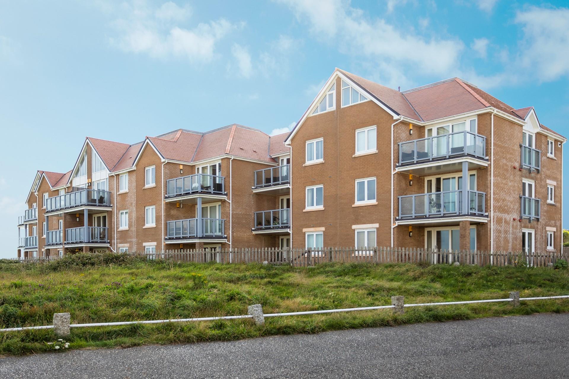 Close to the sea and perfectly located to explore Newquay, this is the ideal property for families seeking a seaside escape. 