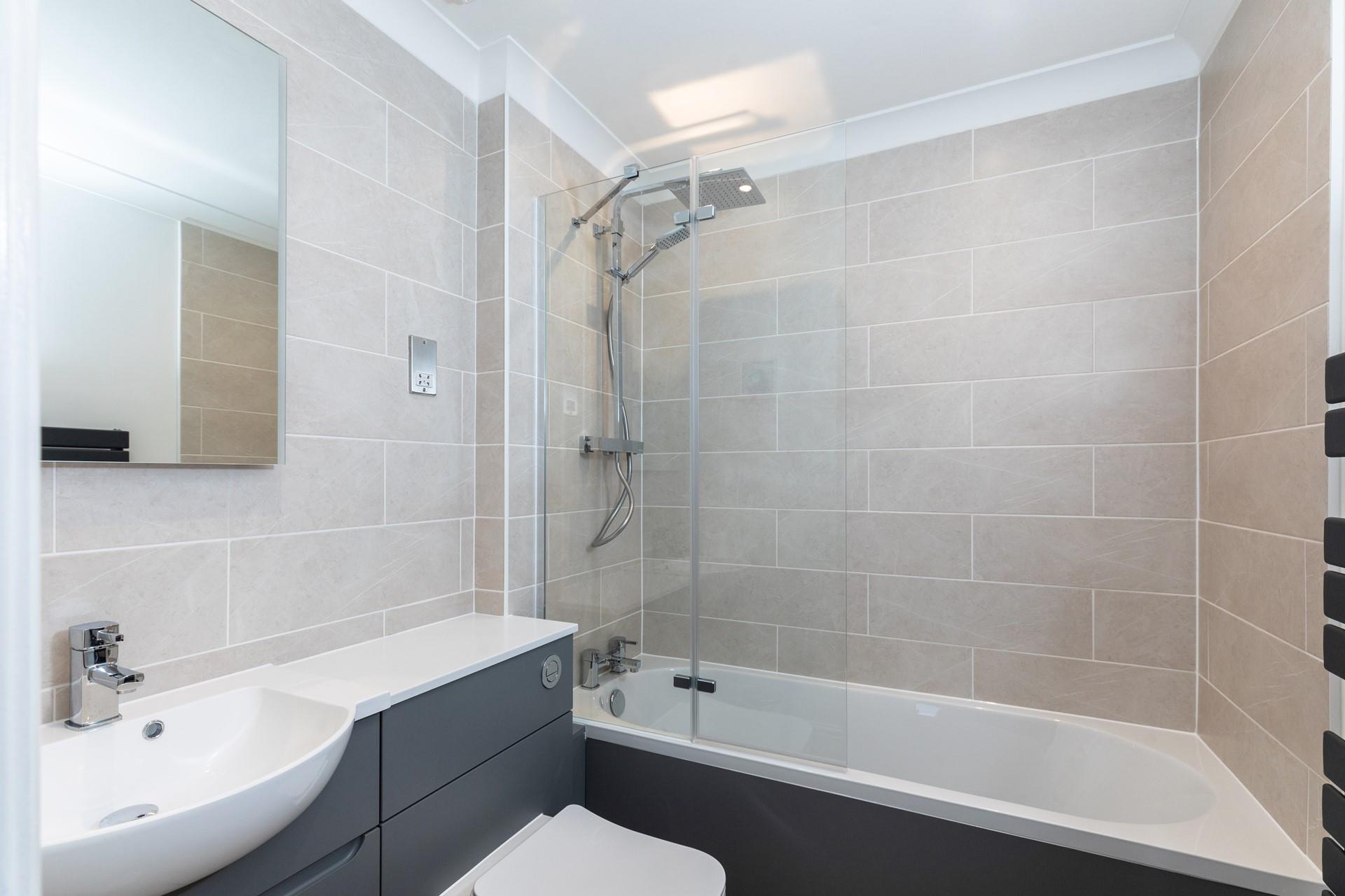 A family bathroom and en suite give the whole family plenty of space for getting ready for an evening out.