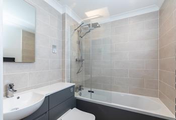 A family bathroom and en suite give the whole family plenty of space for getting ready for an evening out.