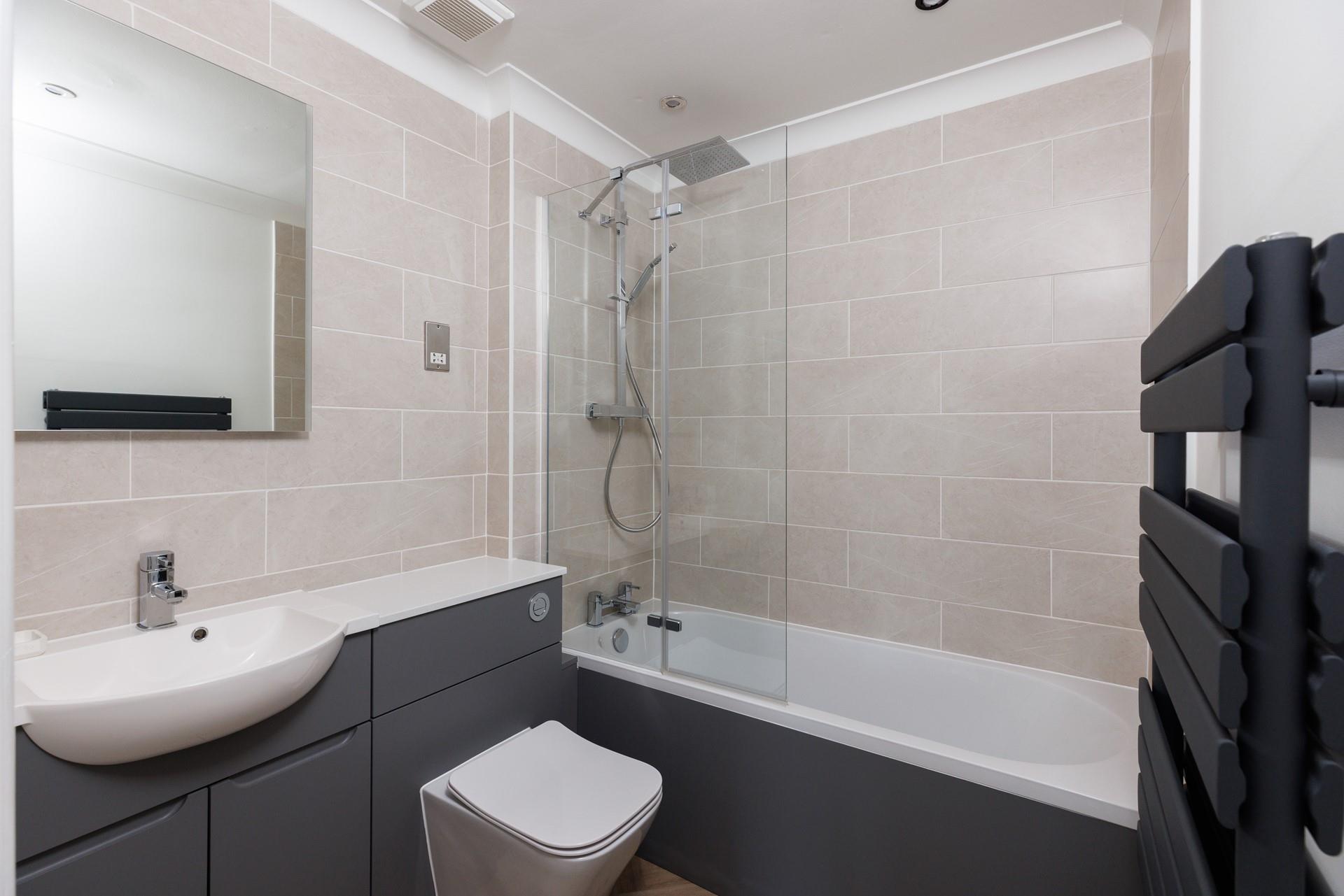 A family bathroom and en suite give the whole family plenty of space for getting ready for an evening out.