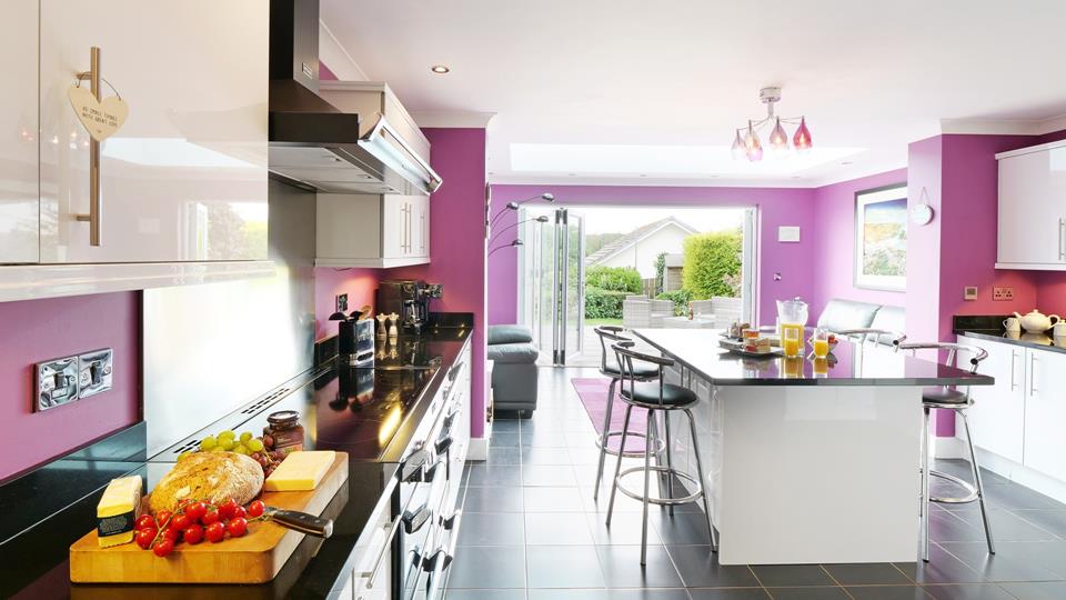 Bright, colourful and inviting, the spacious kitchen offers plenty of space for the whole family. 