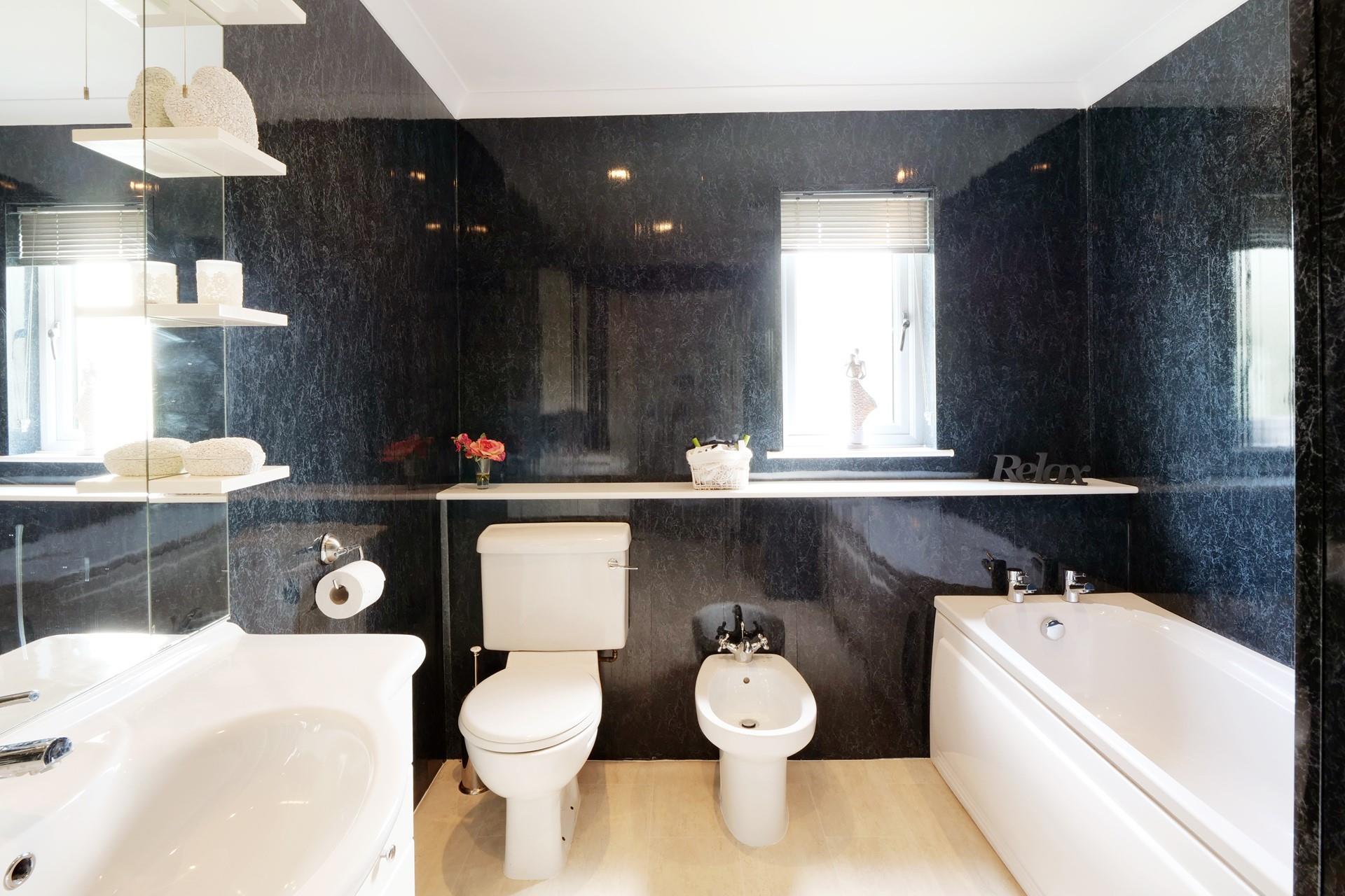 After a day spent walking the coast path, come back to run a relaxing bath and soak in the bubbles.