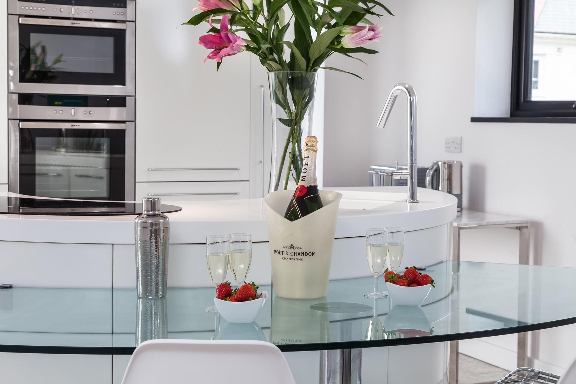 Cook a tasty Sunday roast for the whole family, the double oven will make it a breeze!