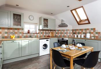 Beautifully finished, the olive country style kitchen has all you need to rustle up a feast. 