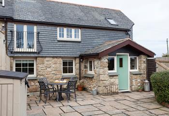 Situated between Carbis Bay and St Ives, the cottage offers a great base in which to explore both picturesque locations. 