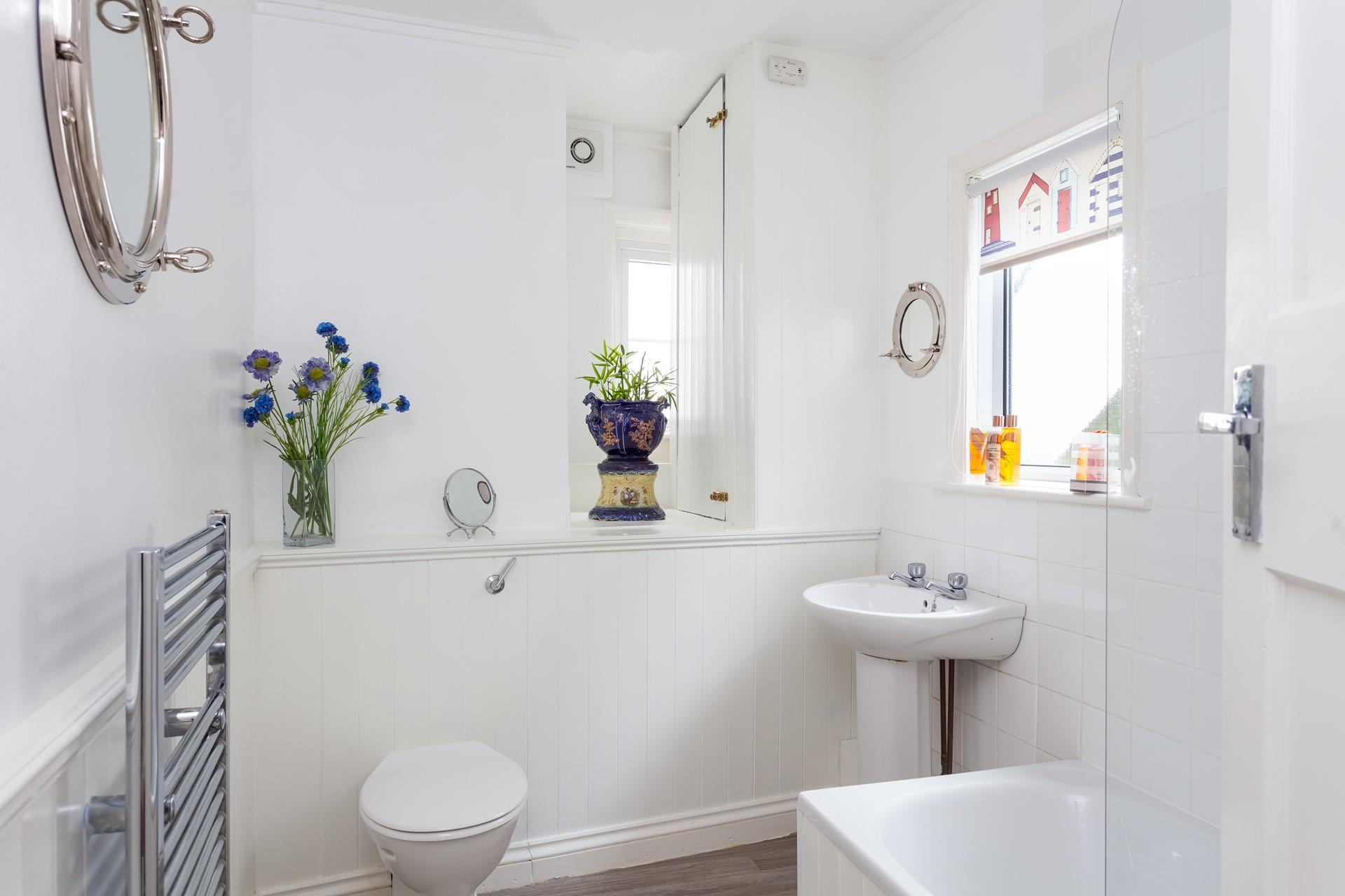 The bathroom is ideal for the whole family. 