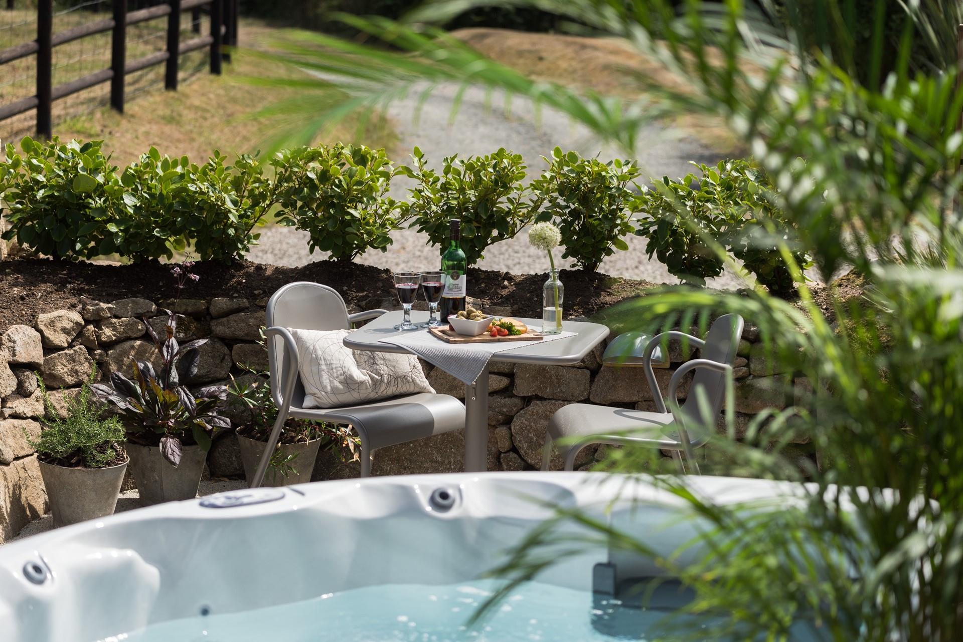 Alfresco dining under the Cornish sun.
