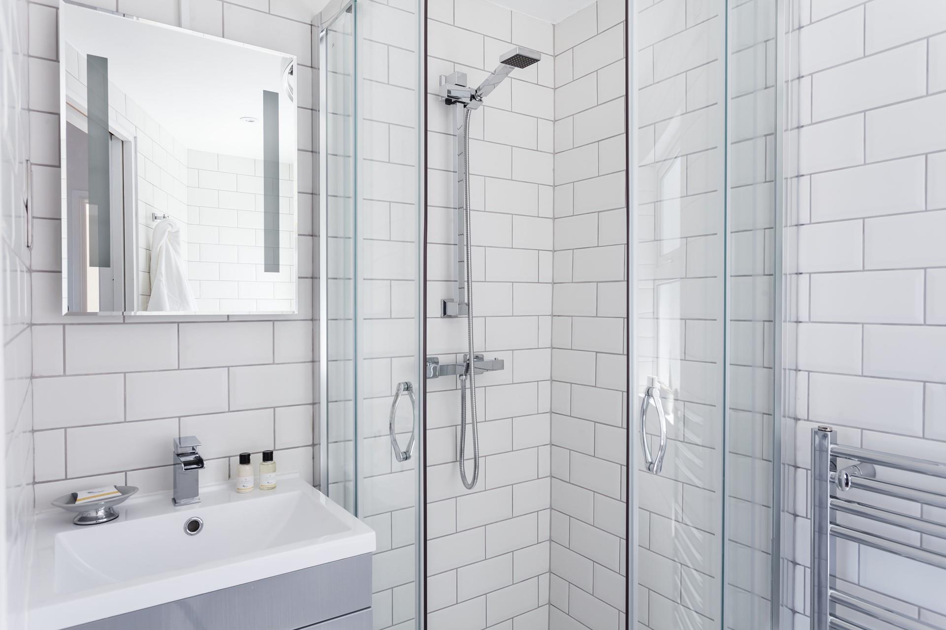 The twin bedroom also benefits from an en suite ensuring that everyone has the space and privacy to get ready or freshen up before a night out.