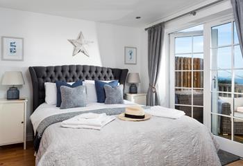 Imagine waking up each morning of your holiday to the far-reaching views across Carbis Bay and Lelant. 