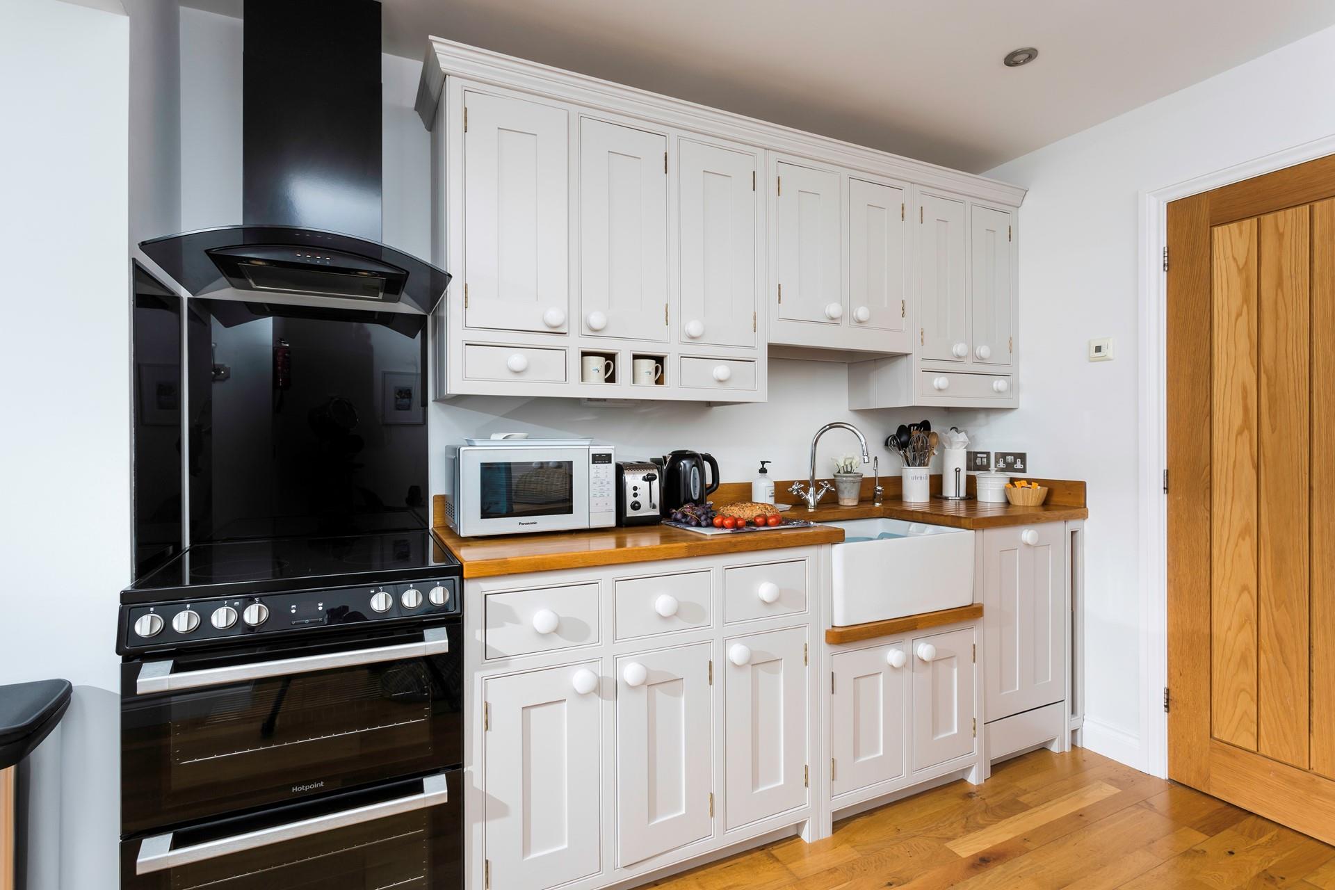 We love the country-style kitchen, with a stylish range cooker and fridge-freezer. 