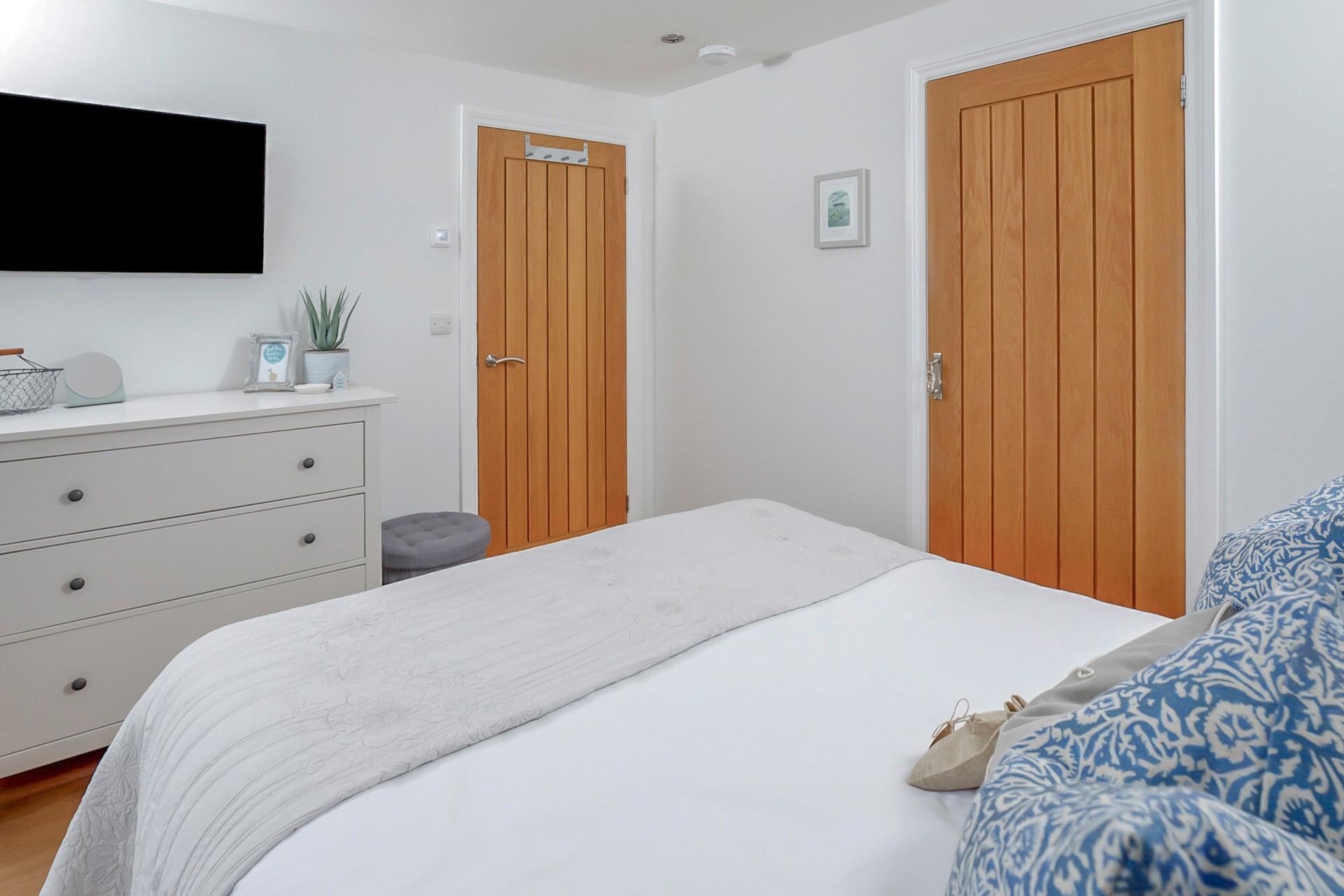 There's plenty of drawer space for unpacking your holiday best!