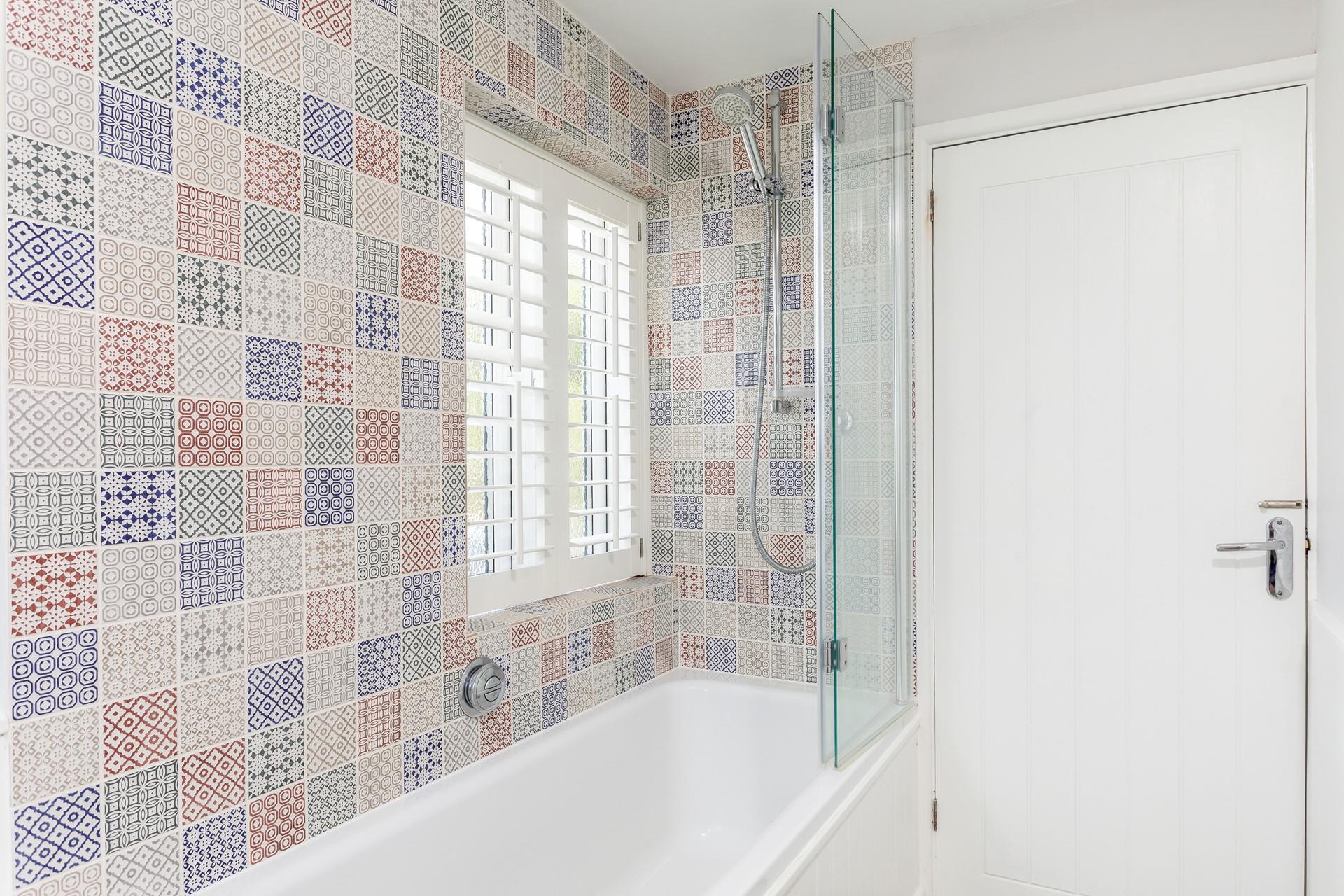 After a day at the beach freshen up before a night out or treat yourself to a relaxing bubble bath in the family bathroom.