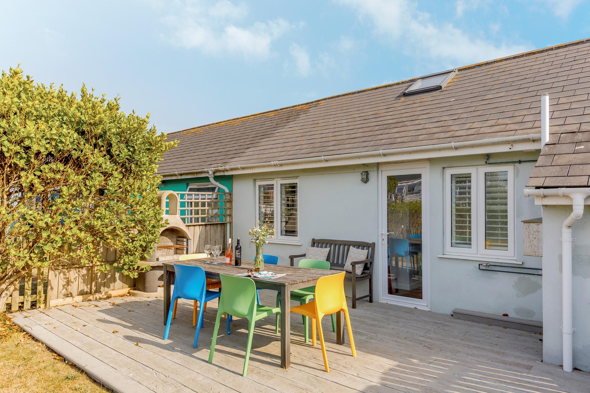 The garden also benefits from a hot outside shower, wonderful for washing off sand before heading inside!