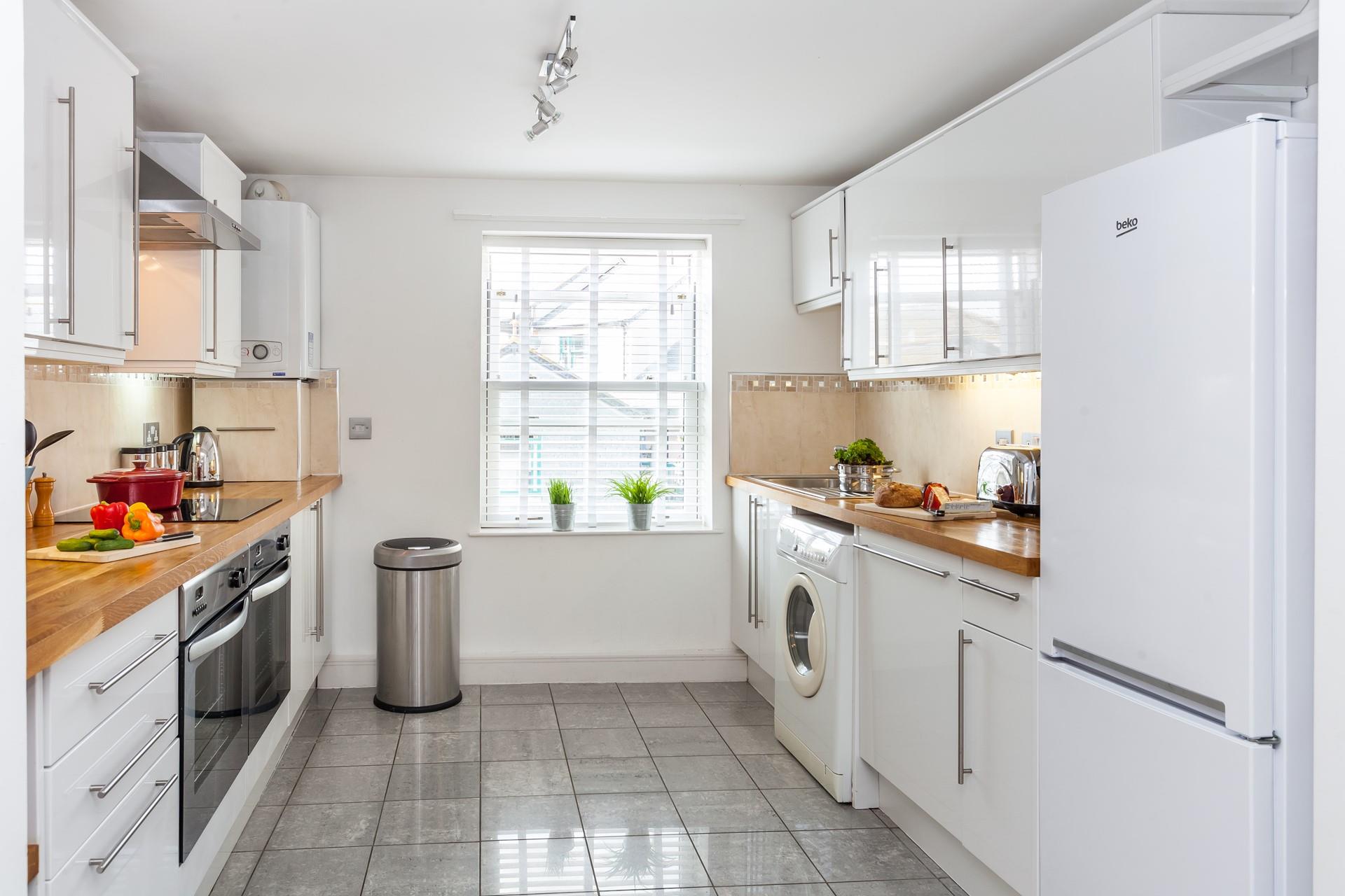 Head to a nearby deli and cook up a storm in the kitchen using fresh local produce.