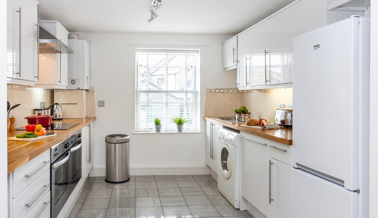 Head to a nearby deli and cook up a storm in the kitchen using fresh local produce.