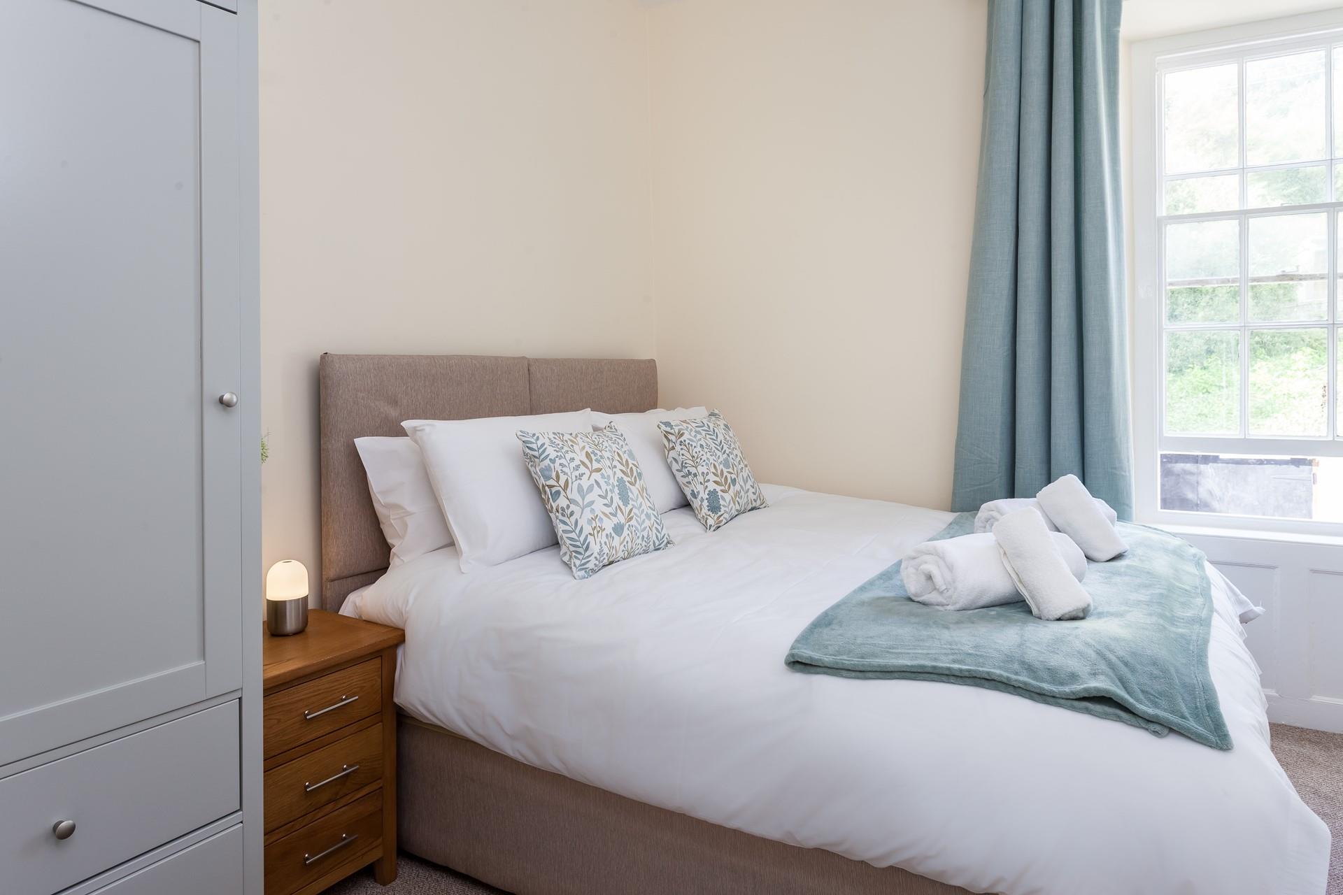 Bedroom 6 has zip and link beds, so you choose from a king size or twin beds.