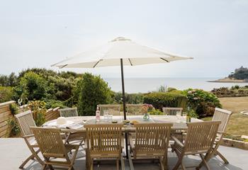Enjoy al fresco dining just yards from the sea.